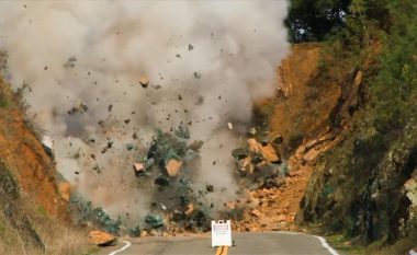 Një rrëshqitje e gurëve bllokoi rrugën në Kaliforni – autoritetet i largojnë me eksploziv