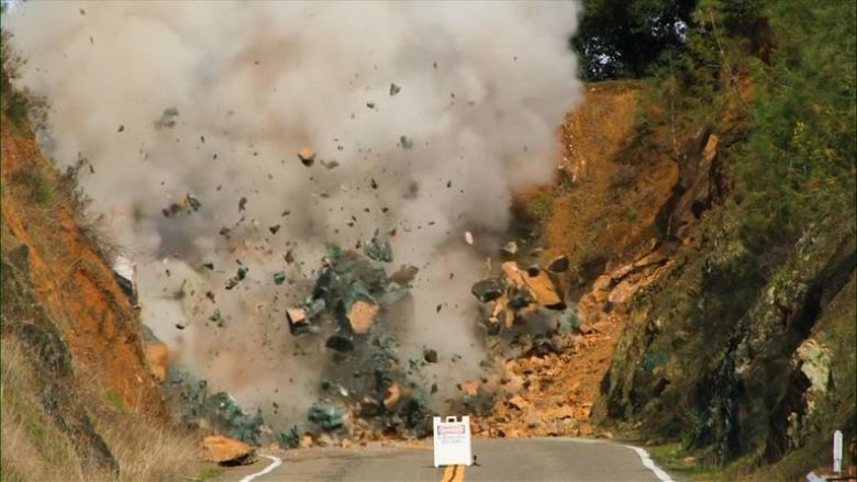 Një rrëshqitje e gurëve bllokoi rrugën në Kaliforni – autoritetet i largojnë me eksploziv