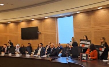 Familjet e pengjeve izraelite futen në parlament: Nuk do të uleni këtu teksa ata të vdesin atje