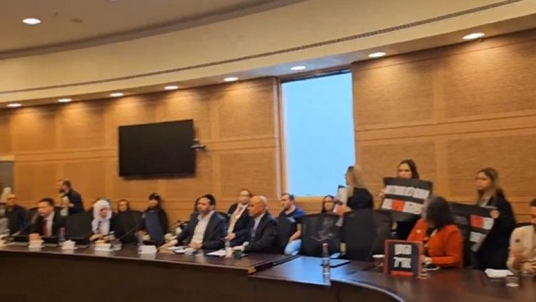 Familjet e pengjeve izraelite futen në parlament: Nuk do të uleni këtu teksa ata të vdesin atje