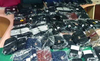 Dogana e Maqedonisë parandalon kontrabandën e 45 çantave dhe katër valixheve