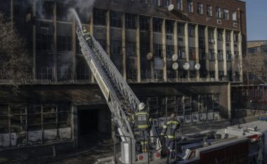 Burri pranon fajin për zjarrvënie në një ndërtesë në Johanesburg, ku humbën jetën 76 persona