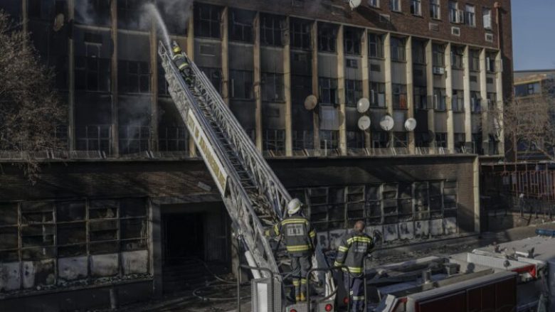 Burri pranon fajin për zjarrvënie në një ndërtesë në Johanesburg, ku humbën jetën 76 persona