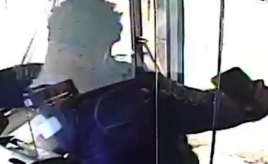 Nuk pagoi biletën, shoferja e autobusit në Florida i kërkoi të zbret – e dyshuara e grushton brutalisht