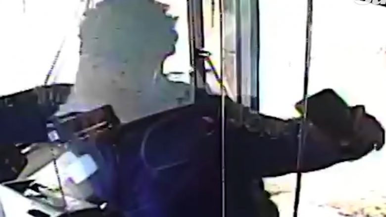 Nuk pagoi biletën, shoferja e autobusit në Florida i kërkoi të zbret – e dyshuara e grushton brutalisht