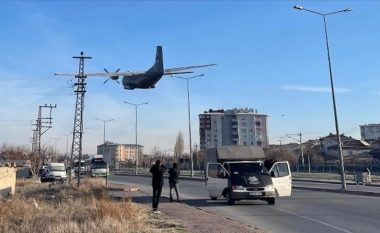 Pas një defekti teknik, aeroplani transportues i ushtrisë turke bën ulje emergjente – publikohen pamjet