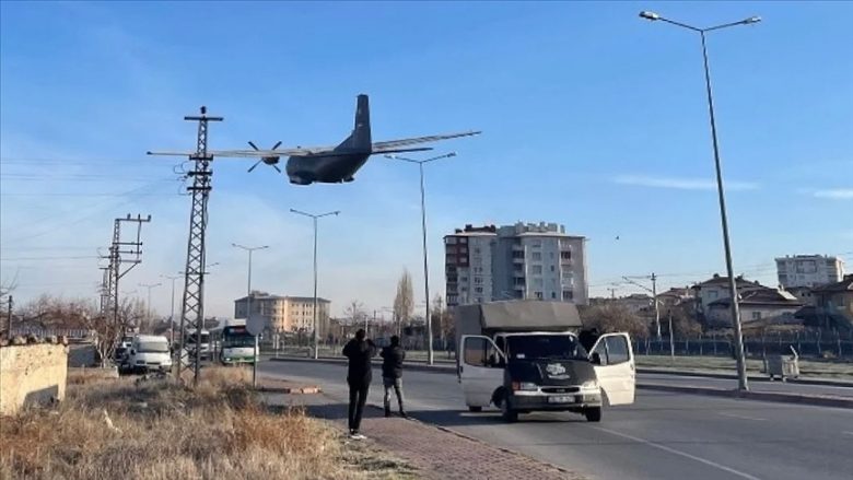 Pas një defekti teknik, aeroplani transportues i ushtrisë turke bën ulje emergjente – publikohen pamjet