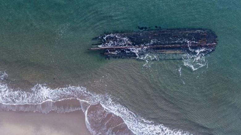 Misteri i rrënojave të anijes së fundosur që u shfaqën në brigjet e Kanadasë, publikohen pamjet e filmuara nga ajri