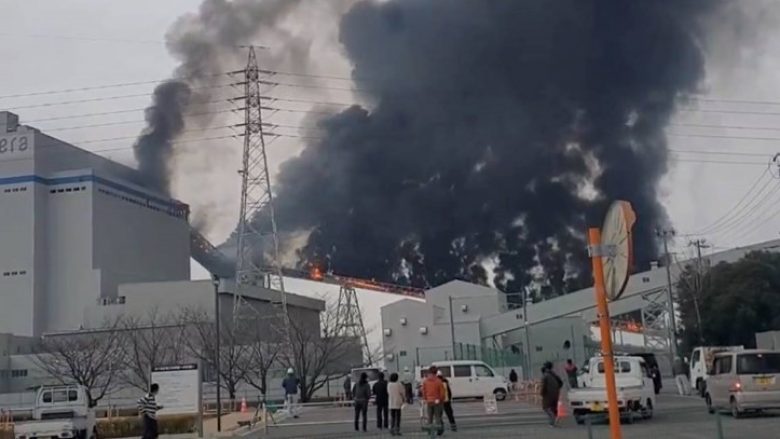 Shpërthim dhe zjarr në një termocentral në Japoni, ekipe të shumta të zjarrfikësve dalin në terren