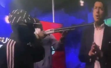 Të armatosur futen në studion televizive gjatë transmetimit direkt, rrëmbejnë prezantuesit – dramë në Ekuador pas arratisjes së kreut të bandës së fuqishme