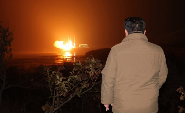 Koreja e Veriut fiku radion që transmetonte kodet misterioze, Kim Jong-un i thotë ushtrisë të “bëhet gati!”