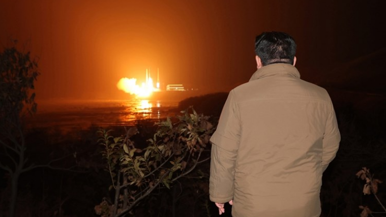Koreja e Veriut fiku radion që transmetonte kodet misterioze, Kim Jong-un i thotë ushtrisë të “bëhet gati!”