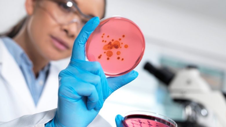 Shkencëtarët kanë zbuluar një antibiotik të ri i cili synon të vrasë superbakterin vdekjeprurës