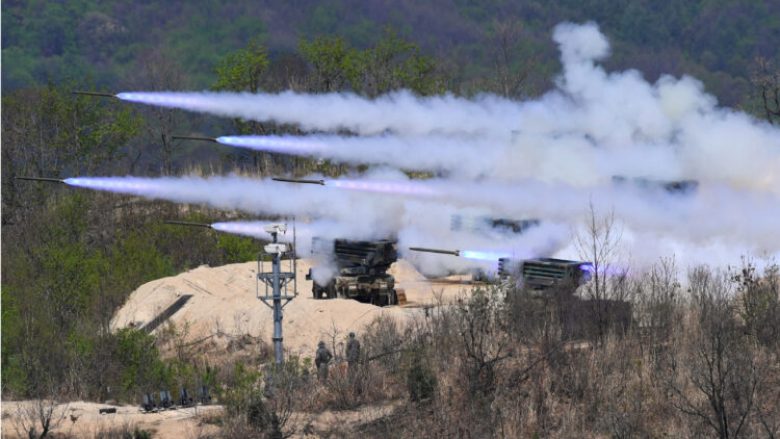 Koreja e Veriut lëshoi ​​200 predha drejt Koresë së Jugut – ato bien në një zonë neutrale mes dyja vendeve