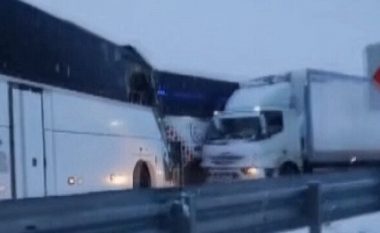 Përplasje zinxhirore mes dy autobusëve dhe një kamioni, të paktën dy të vdekur në Turqi