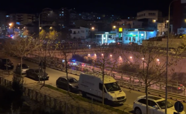Plagoset me armë zjarri një person në Tiranë