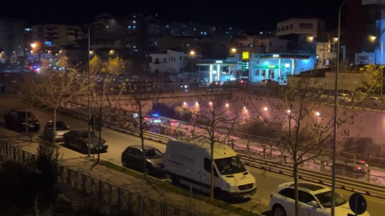Plagoset me armë zjarri një person në Tiranë