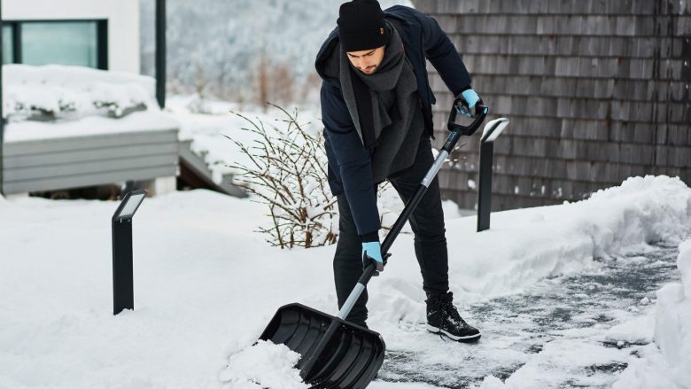Pastrimi i borës: Si ta bëni këtë punë sa më lehtë dhe të shmangni lëndimet?