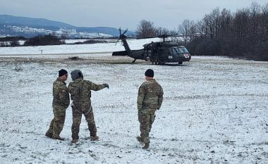 KFOR-i amerikan në Bondsteel trajnon anëtarët e ShKShMK-së për mjekësinë emergjente dhe evakuim nga ajri me helikopter