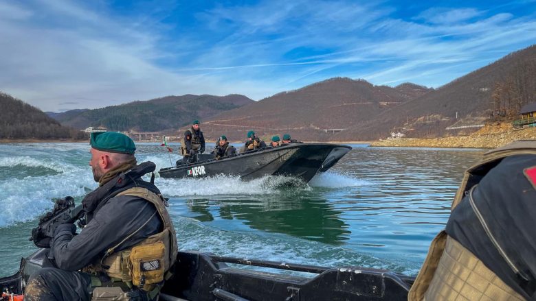 KFOR publikon pamje nga stërvitja e ushtarakëve italianë në liqenin e Ujmanit