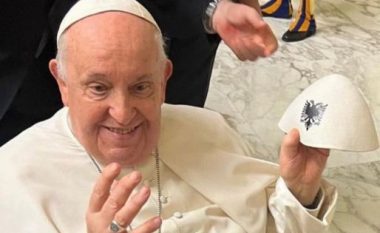 Papa Francesku me plisin me shqiponjë në dorë, Rama e quan foto e ditës