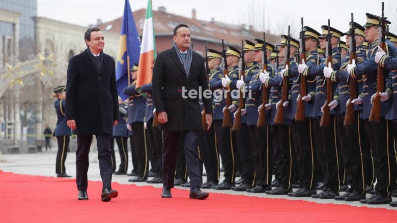 Vizita e parë e një kryeministri irlandez në Kosovë, Kurti e pret me ceremoni shtetërore homologun e tij Varadkar