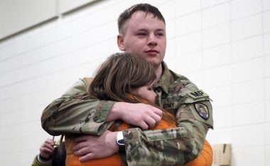 Ushtarët amerikanë përshëndeten me familjarët dhe miqtë para se t’i bashkohen KFOR-it në Kosovë