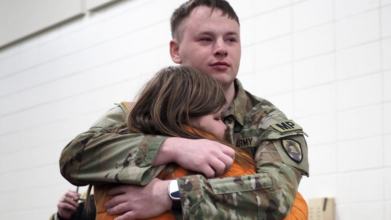 Ushtarët amerikanë përshëndeten me familjarët dhe miqtë para se t’i bashkohen KFOR-it në Kosovë