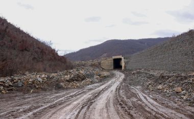 Premtuan hapjen e Autostradës së Gjilanit në vitin 2023, Rukiqi ironizon me VV-në: Krejt dhe drejt në baltë