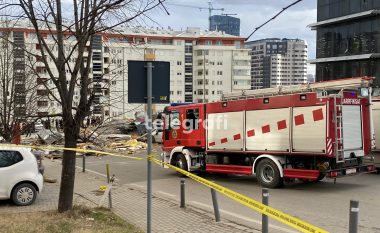 Për çka dyshohet zyrtari komunal dhe ai i kompanisë për rastin e rënies së kulmit nga objekti i Komunës së Prishtinës?