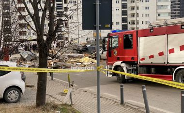 Policia jep detaje për rënien e kulmit të ndërtesës së Komunës së Prishtinës, një femër e lënduar dërgohet në QKUK