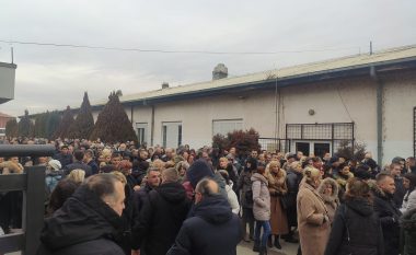 Shkarkimi i Erden Atiqit - numër i madh i qytetarëve serb në veri të Mitrovicës po nënshkruajnë peticionin