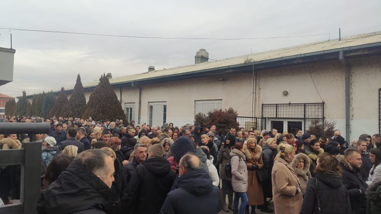 Shkarkimi i Erden Atiqit – numër i madh i qytetarëve serb në veri të Mitrovicës po nënshkruajnë peticionin