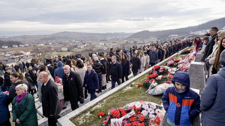 Krasniqi, Abdixhiku dhe Haradinaj kujtojnë masakrën e Reçakut