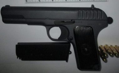 Policia konfiskon dy pistoleta në Skenderaj