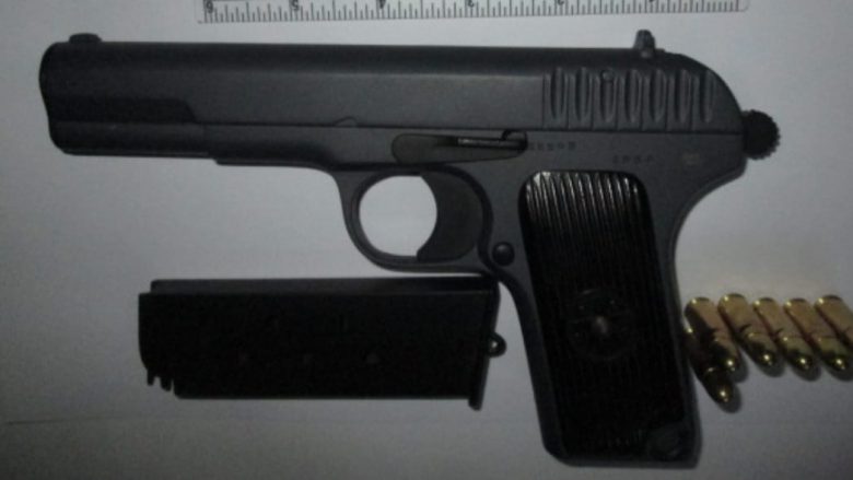Policia konfiskon dy pistoleta në Skenderaj