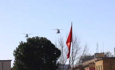 Helikopterët britanikë Merlin fluturojnë mbi Tiranë