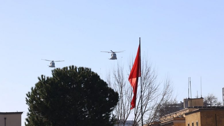 Helikopterët britanikë Merlin fluturojnë mbi Tiranë