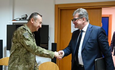 Lajçak dhe komandanti i KFOR-it flasin për sigurinë në Kosovë