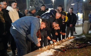 Të rinjtë e LDK-së ndezin qirinj në nderim të 18-vjeçarit Lulzim Fejzullahu, i cili vdiq pas rrahjes nga dy persona të mitur