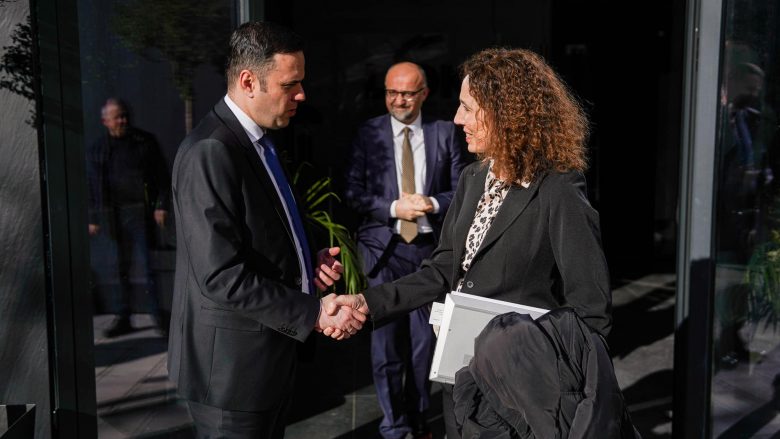 Abdixhiku takohet me ambasadoren e Izraelit, e falënderon për heqjen e vizave