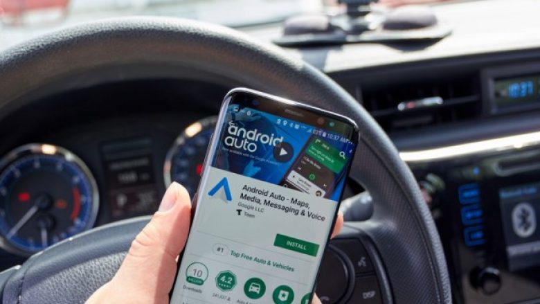 Një vit pas shpalljes së tij, Android Auto më në fund po merr një aplikacion të shumëpritur