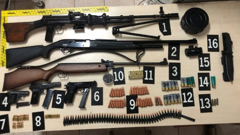 Shumë armë ilegale në duart e qytetarëve – gjatë vitit 2023 Policia konfiskoi rreth dymijë armë të ndryshme e municion