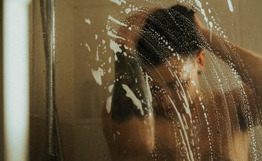 A është dushi me ujë të nxehtë një zgjedhje më e mirë se sa i ftohtë për gjumë të mirë dhe shëndet të përgjithshëm?