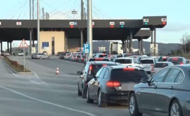 Kolona të gjata për të dalë nga Kosova, në Merdar deri në 7 orë pritje