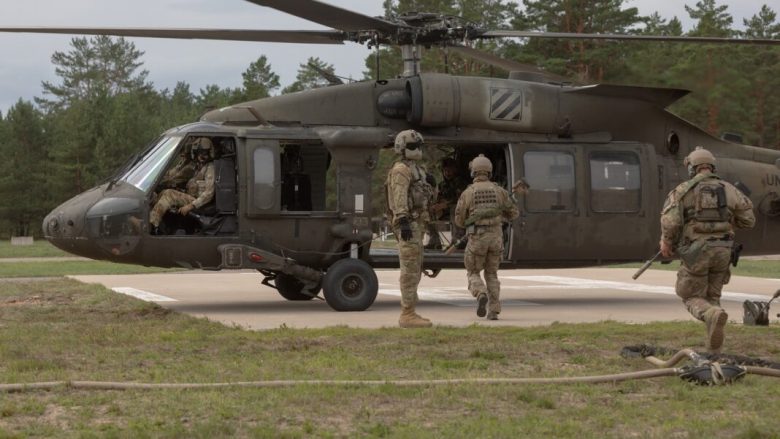 Amerikanët miratuan shitjen e tetë helikopterëve të fuqishëm ushtarak Black Hawk për Kroacinë
