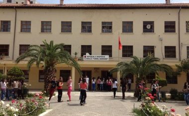 Nxënësja e gjimnazit në Elbasan hidhet nga kati i dytë i shkollës