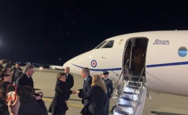 Cameron mbërrin në Kosovë, pritet në aeroport nga Gërvalla