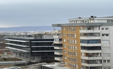 ​Kulmi i komunës së re të Prishtinës u rrëzua nga erërat e forta, dëmet do të kompensohen