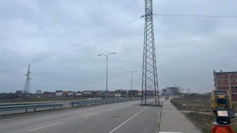 Nis largimi i shtyllës elektrike në rrugën e Transitit të Ri në Prizren